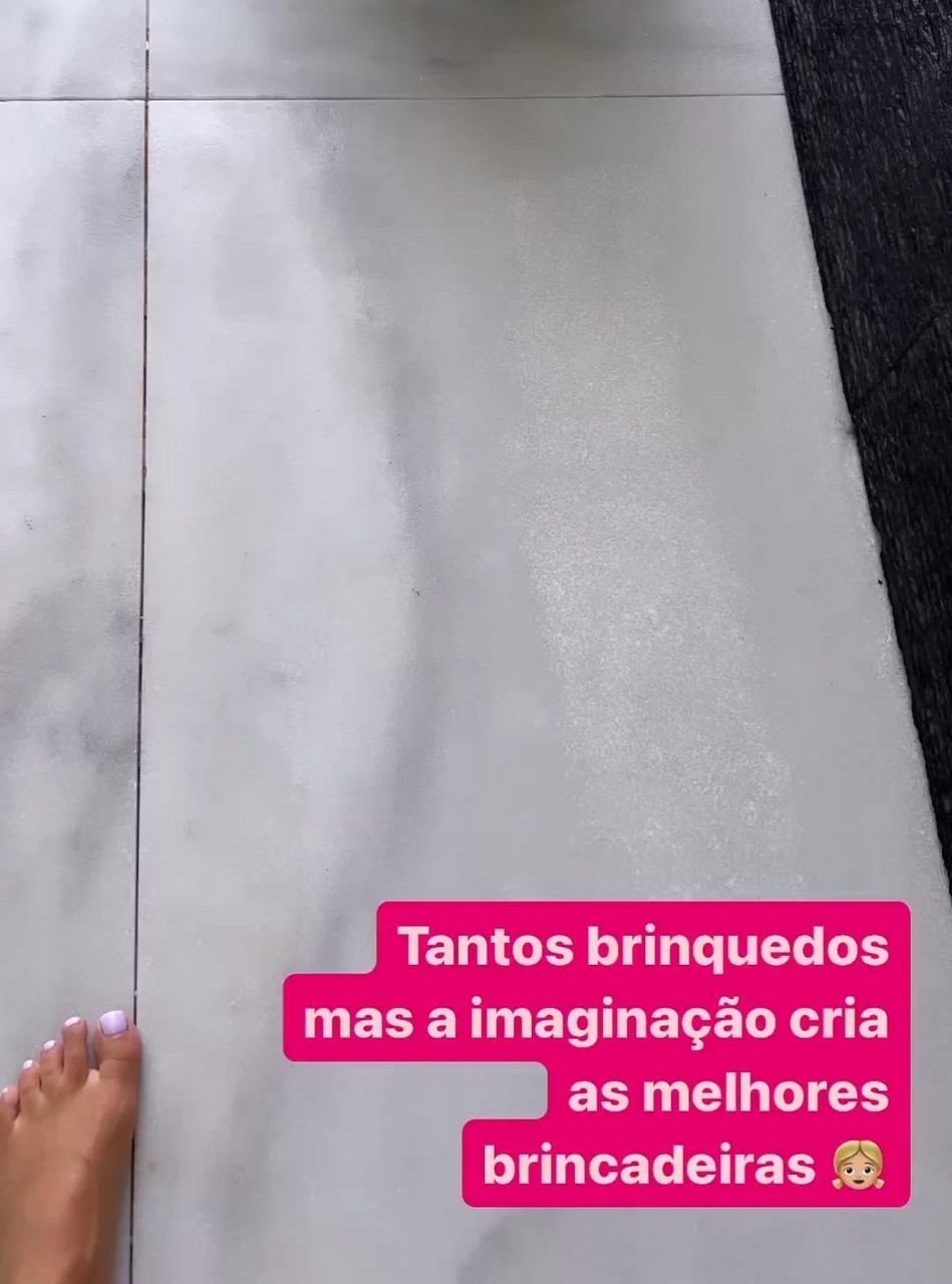 Laura Figueiredo Feet