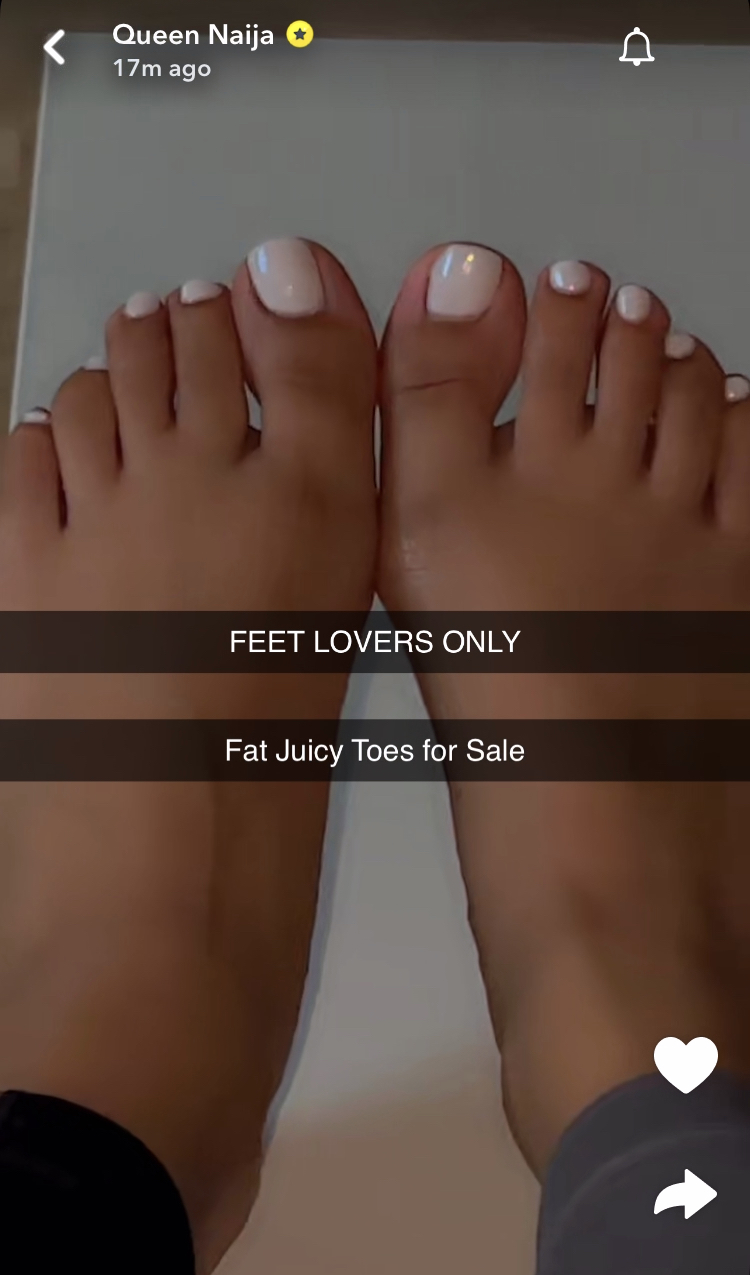 Queen naija feet