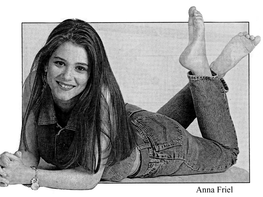 Anna Friel Legs