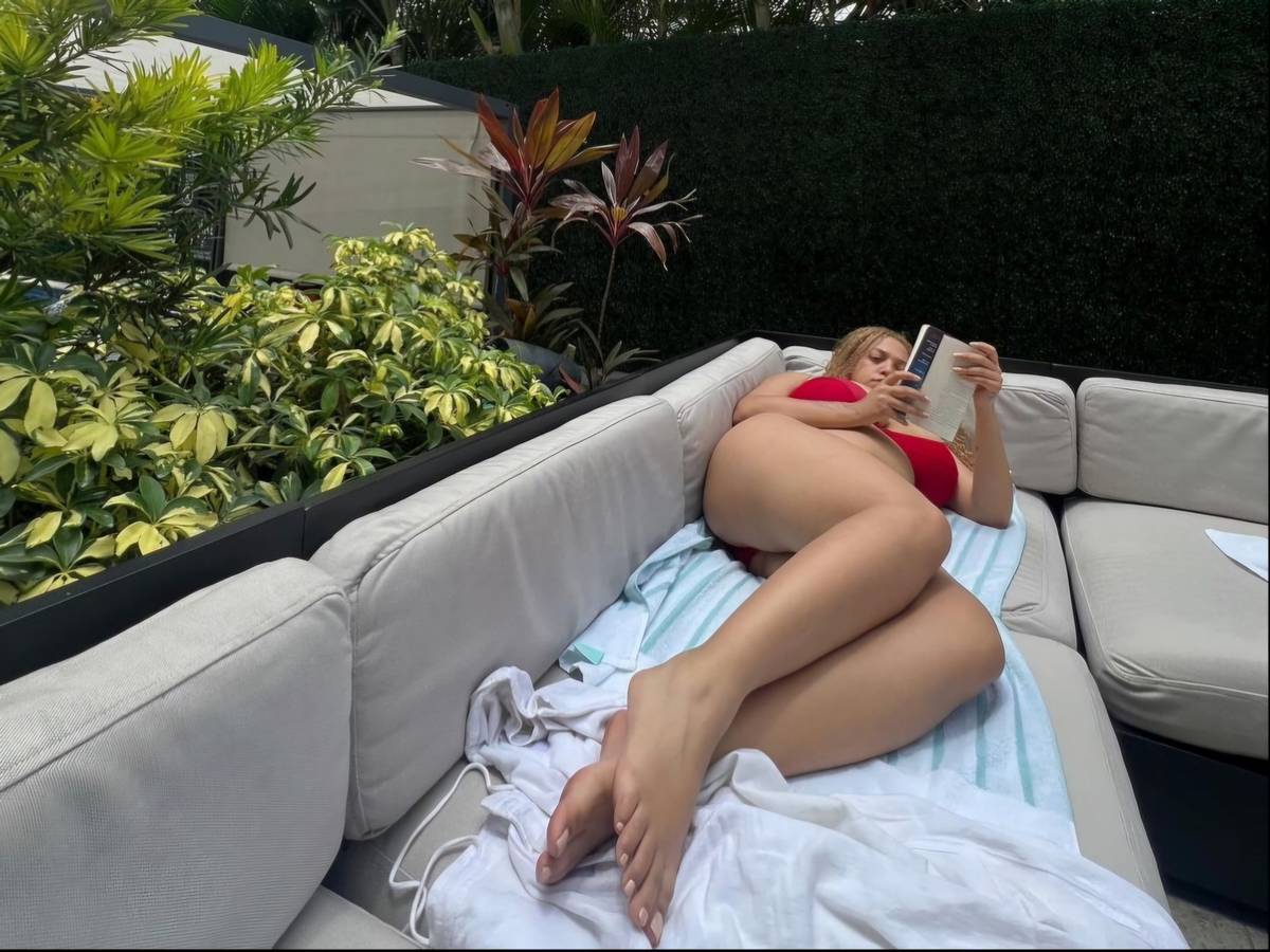 Mahalia Burkmar Feet