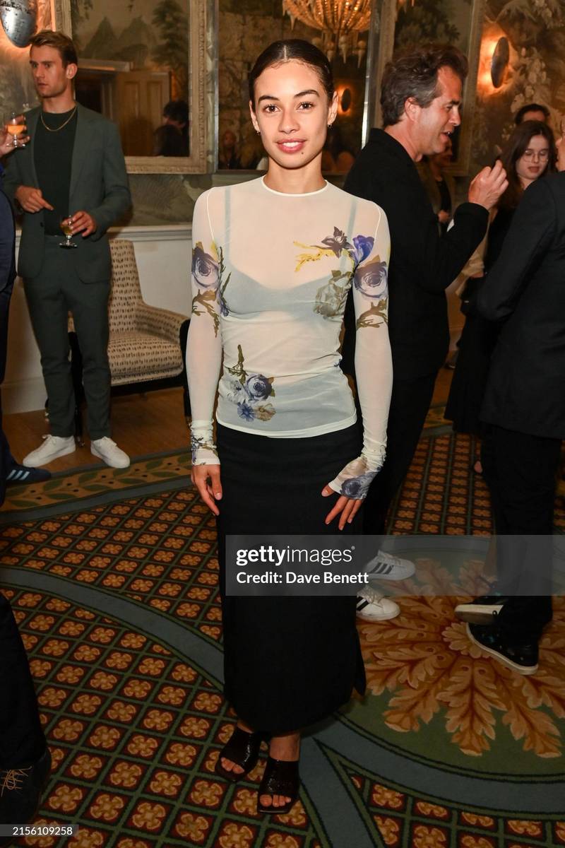 Nia Towle Feet (4 photos)