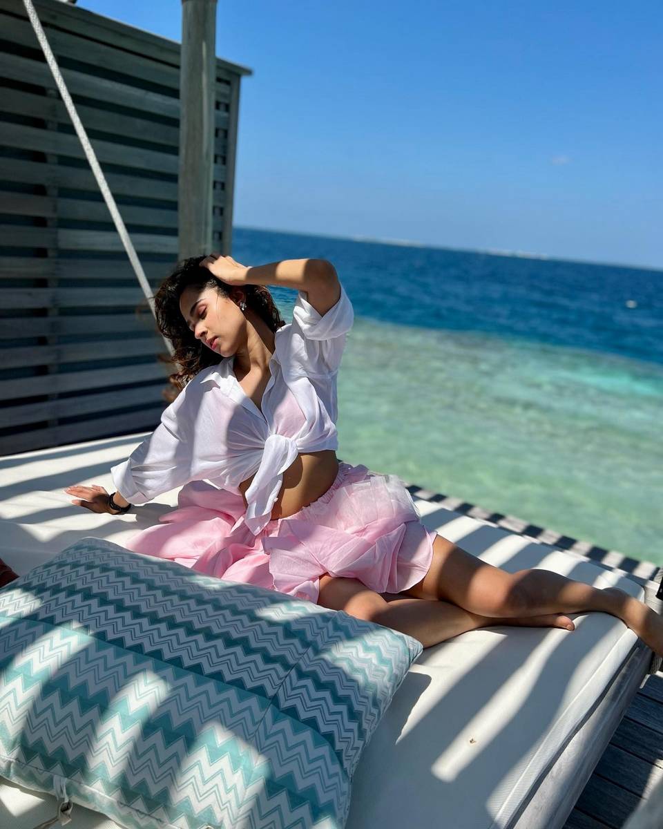 Pashmina Roshan Feet