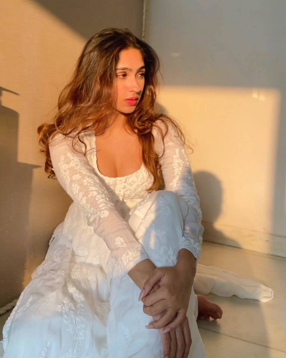 Pashmina Roshan Feet