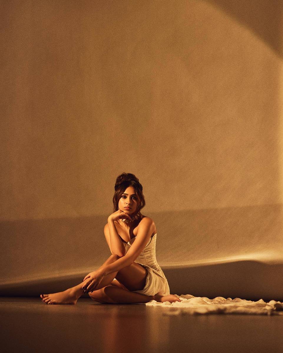 Pashmina Roshan Feet