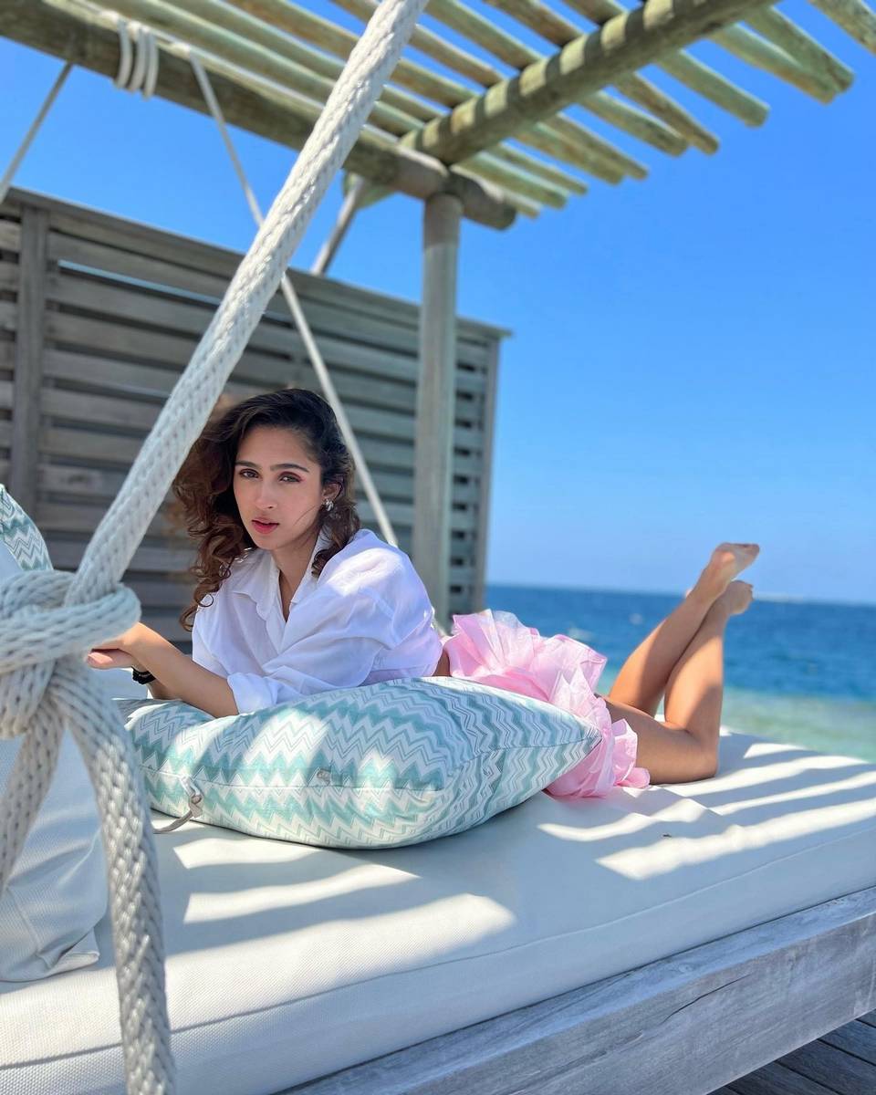 Pashmina Roshan Feet