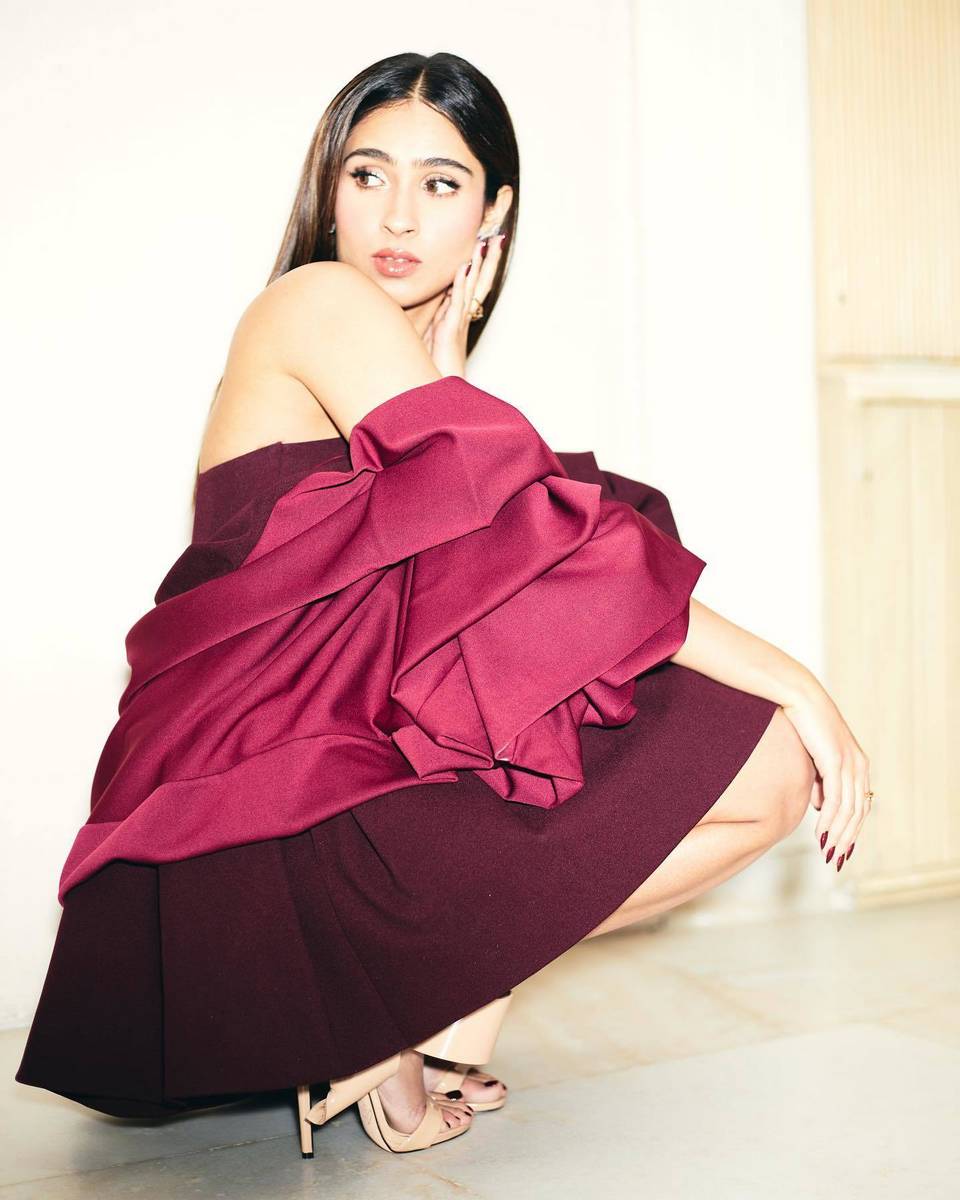 Pashmina Roshan Feet