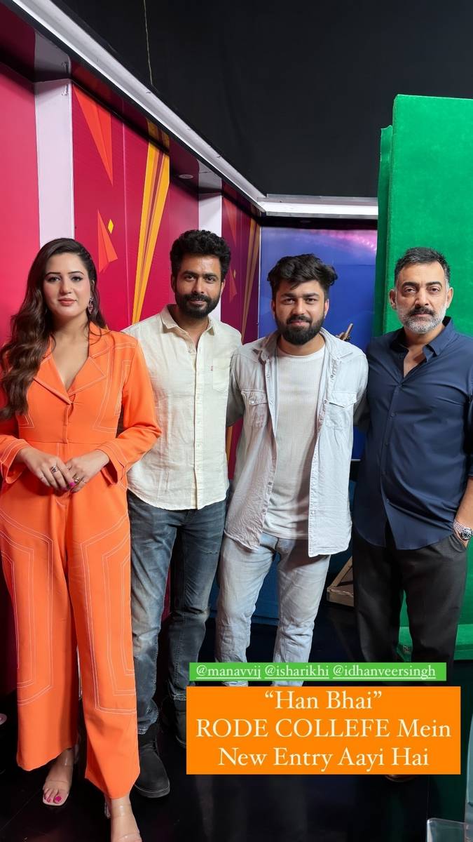 Pashmina Roshan Feet