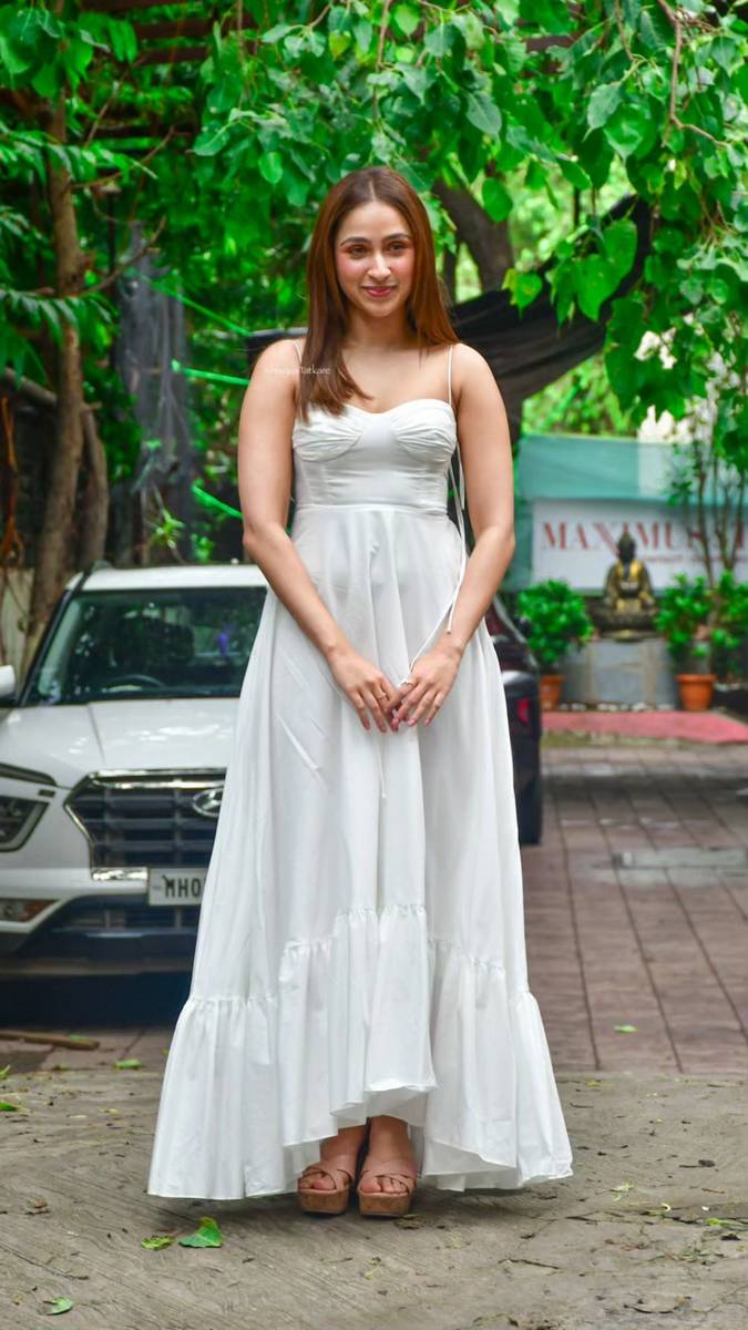 Pashmina Roshan Feet