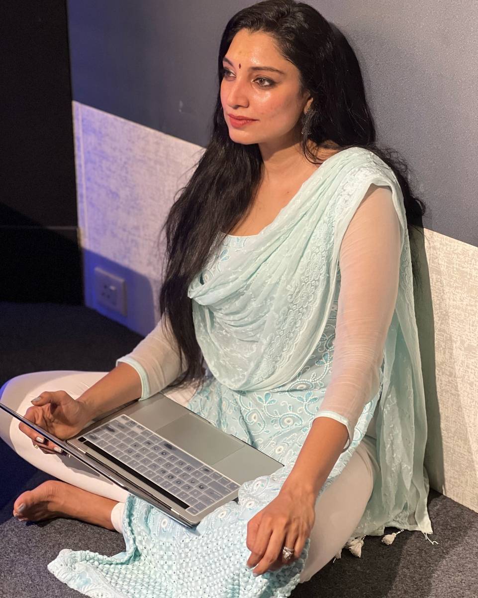 Rithu Manthra David Feet