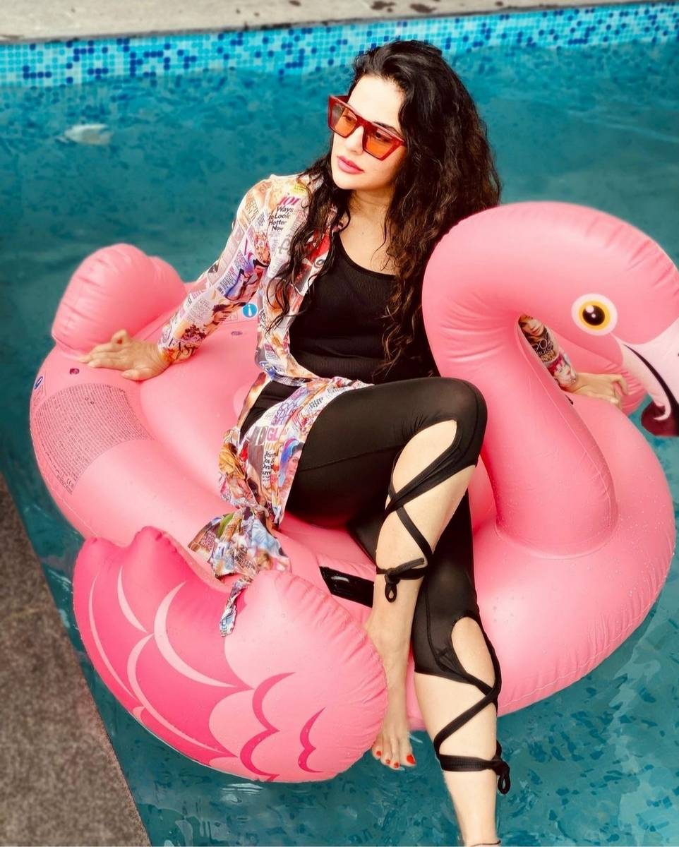Sara Khan Feet