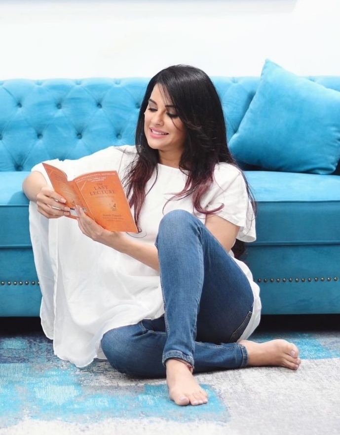 Sara Khan Feet