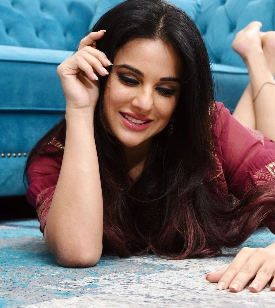Sara Khan Feet