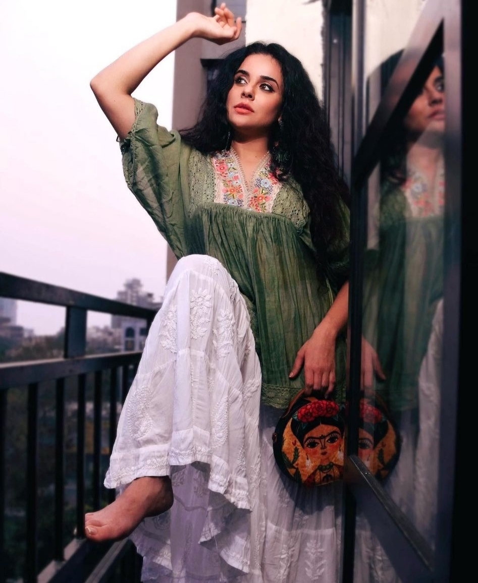 Sara Khan Feet