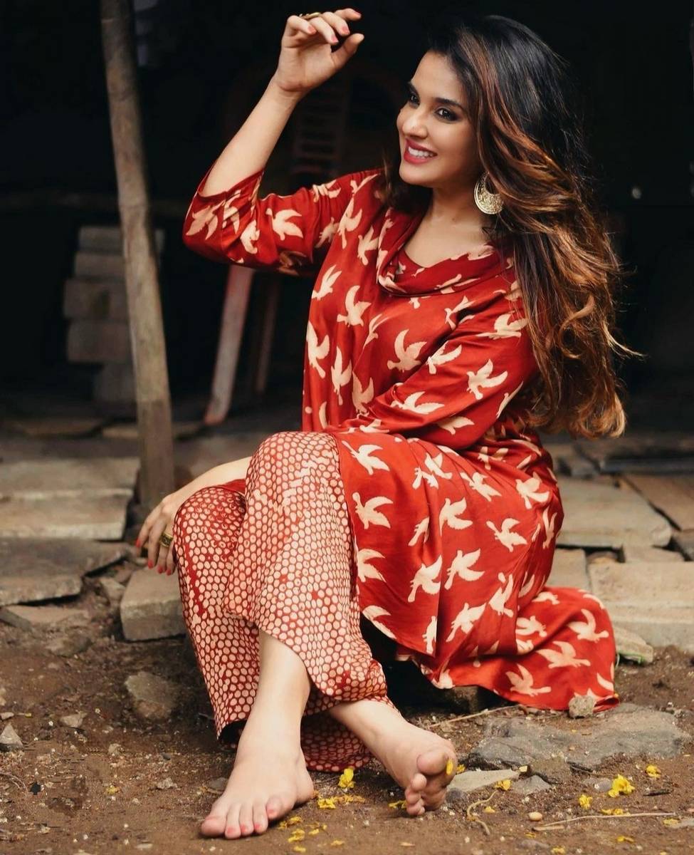 Sara Khan Feet