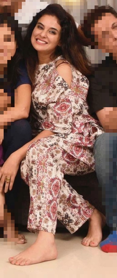 Sara Khan Feet