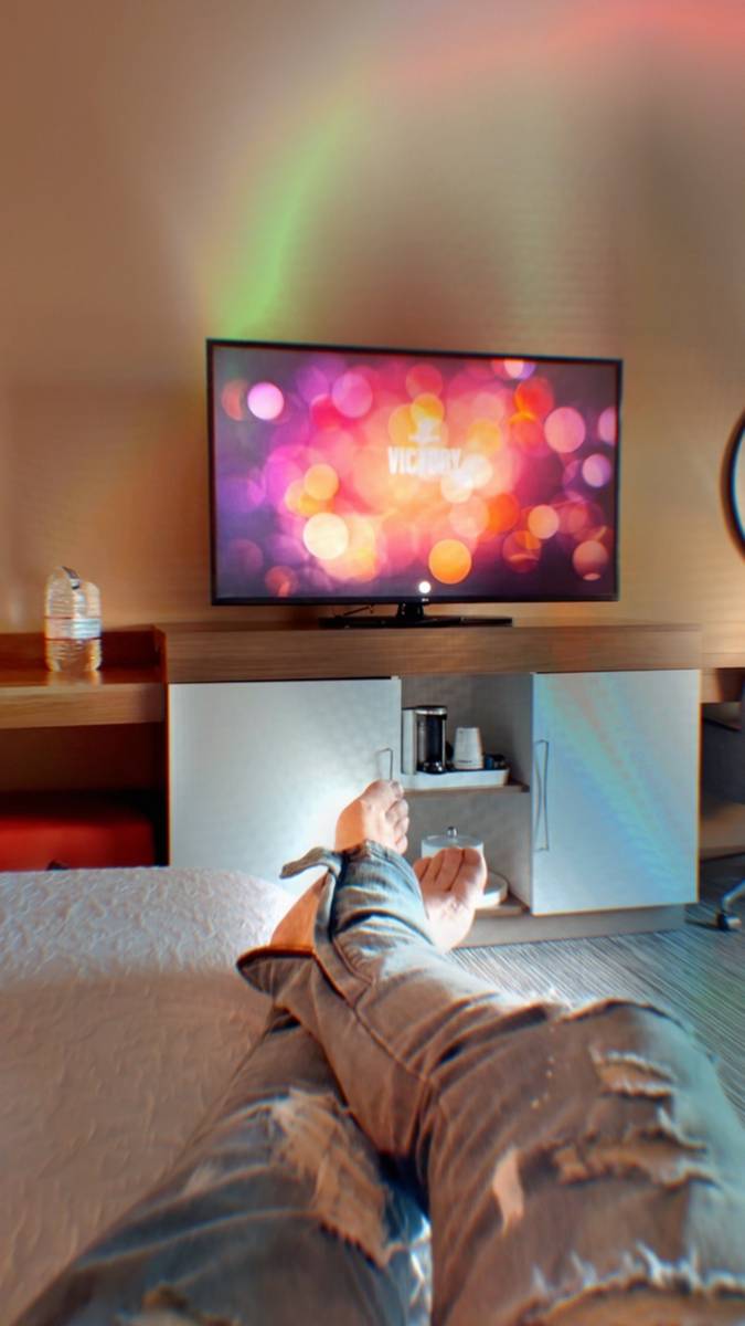 Victory Tischler Blue Feet