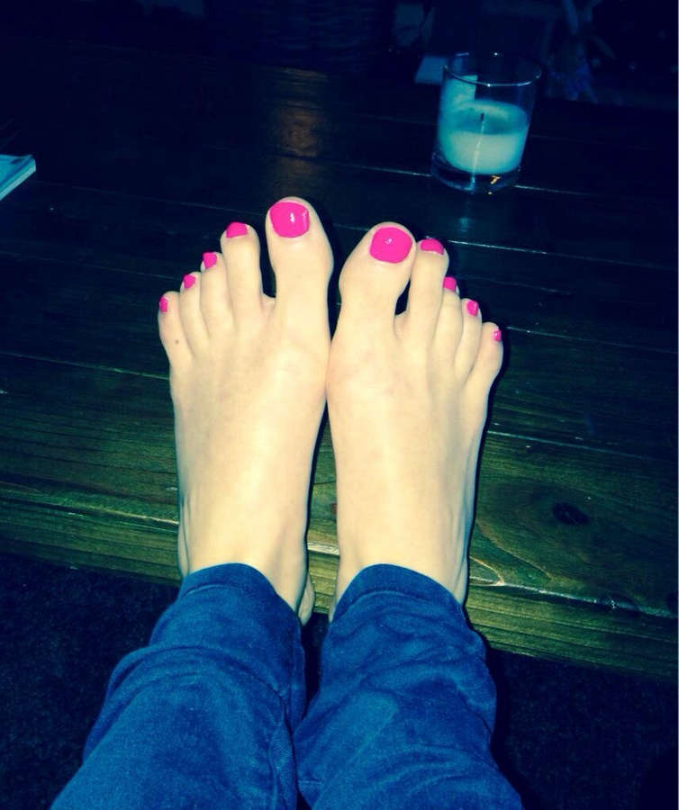 Samia Smith Feet