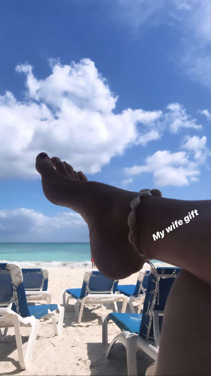Veronica Angeloni Feet