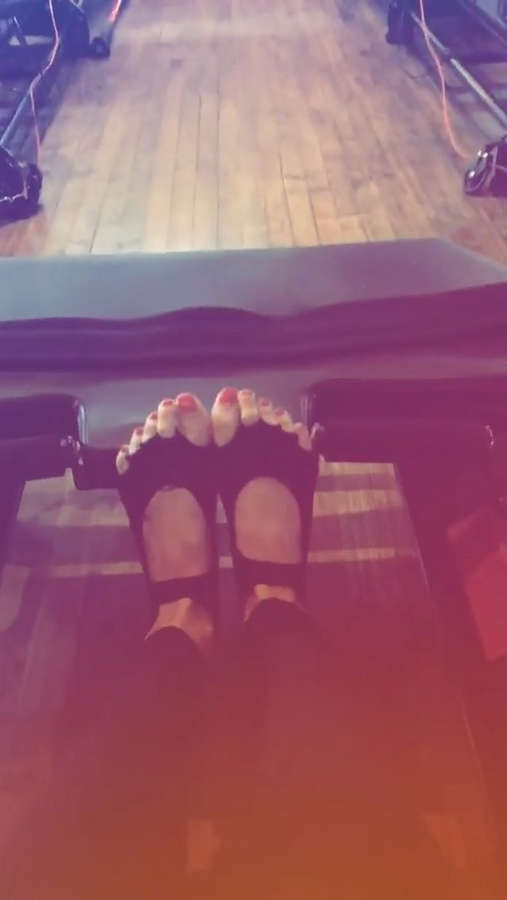 Laura Vandervoort Feet
