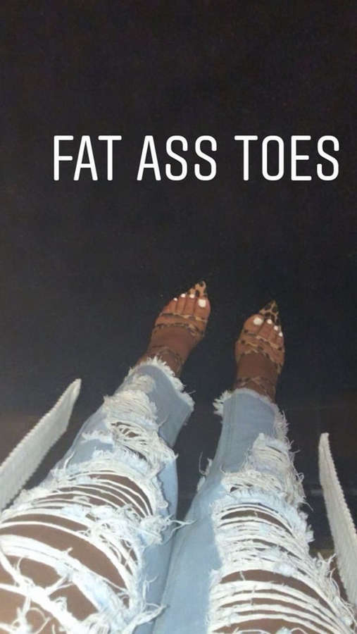 B Simone Feet