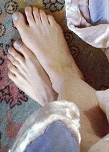 Caroline Polachek Feet