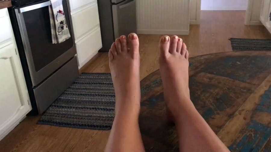 Bella foot. Белль feet soles. Кэти Белл feet.