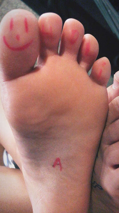 Anna Castillo Feet