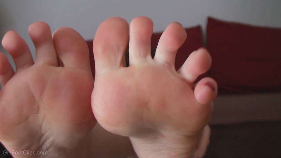 Iva Nora Feet