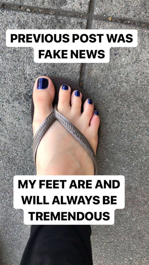 Allison Raskin Feet