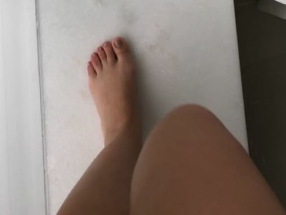 Klara Castanho Feet