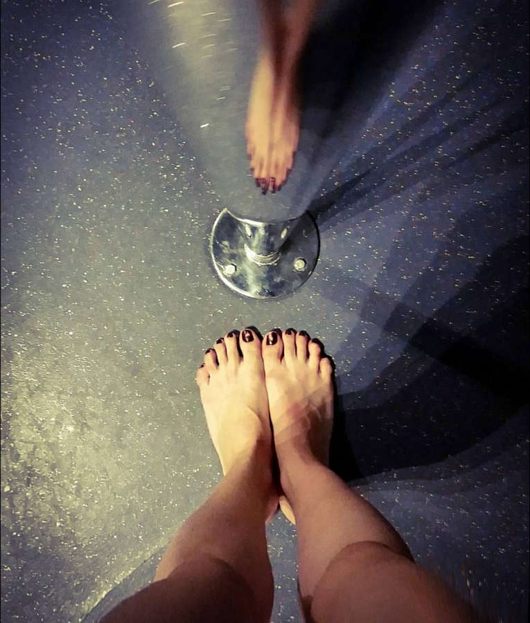 Krystallia Feet