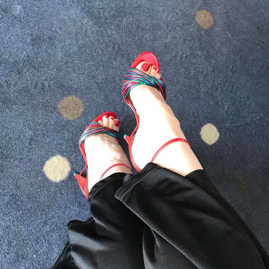 Ruth Connell Feet