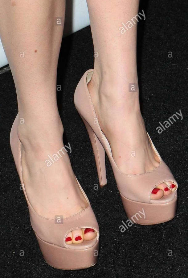 Mae Whitman Feet