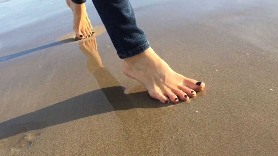 Emma Lovett Feet