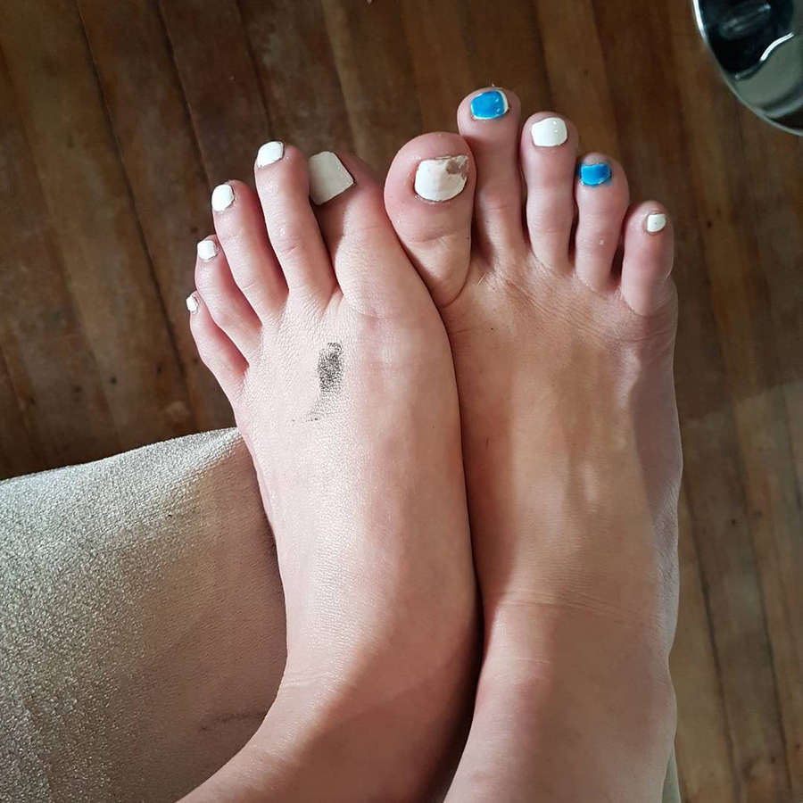 Ellen Adarna Feet