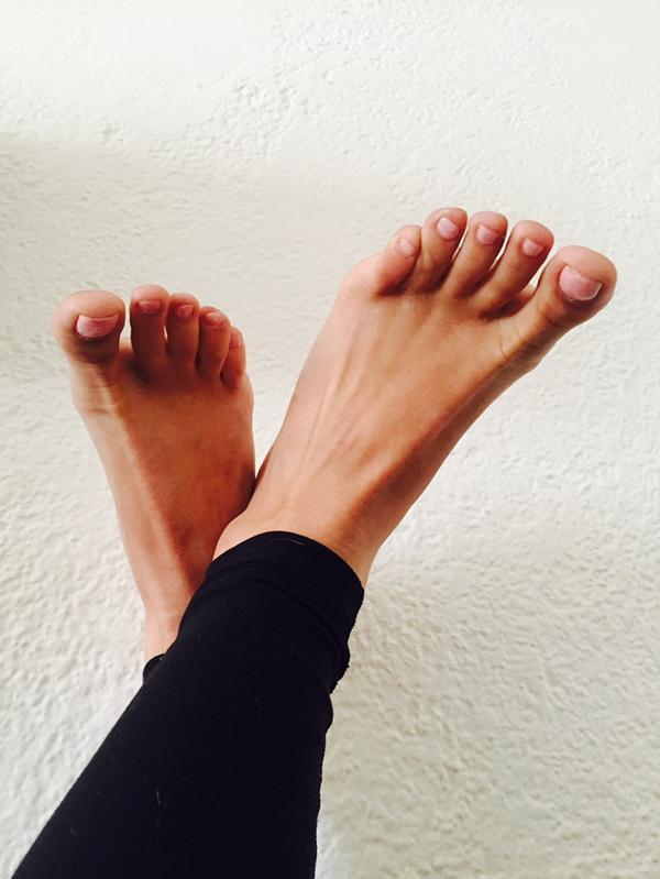 Julianna Guill Feet