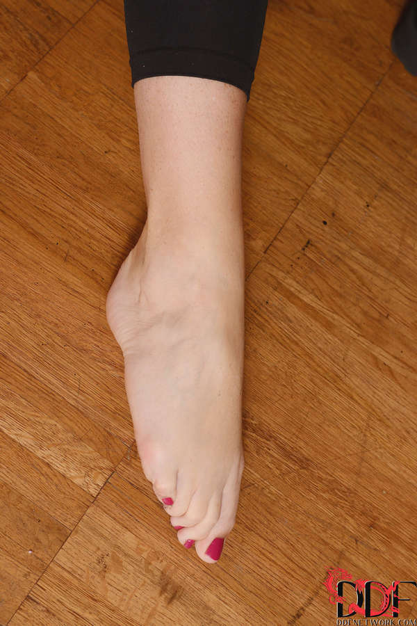 Emma Leigh Feet