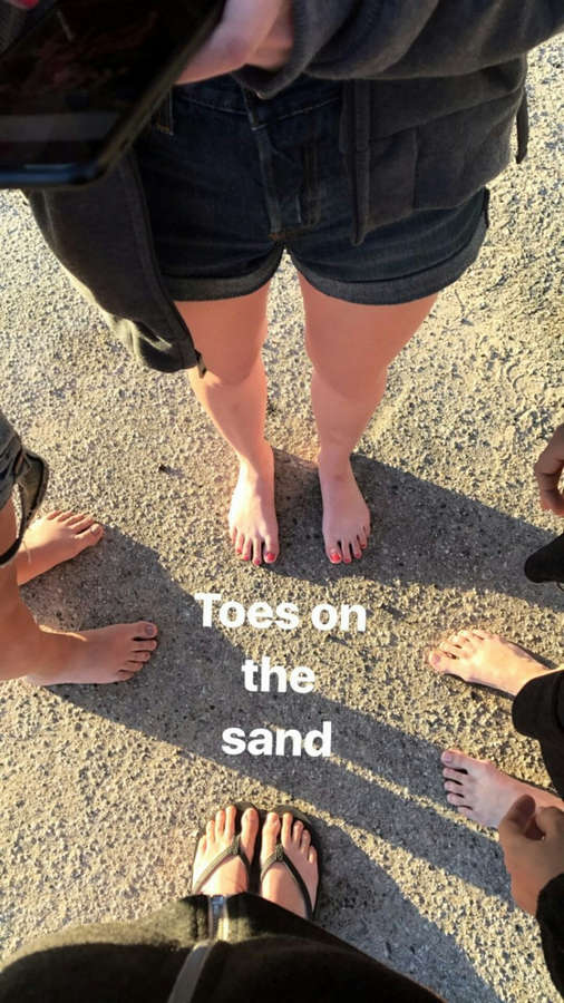 Kira Kosarin Feet