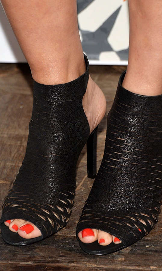 Chelsea Peretti Feet