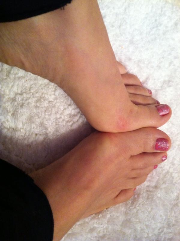 celebrity feet pictures from Zoey Holloway Feet (19 photos) .