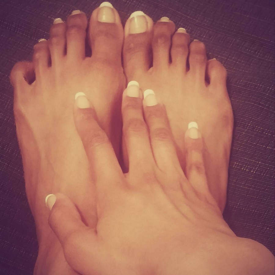 Luna Corazon Feet
