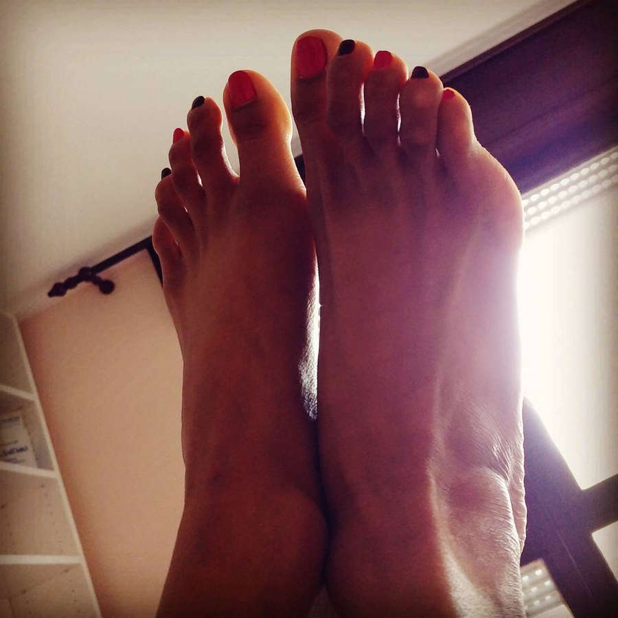 Luna Corazon Feet