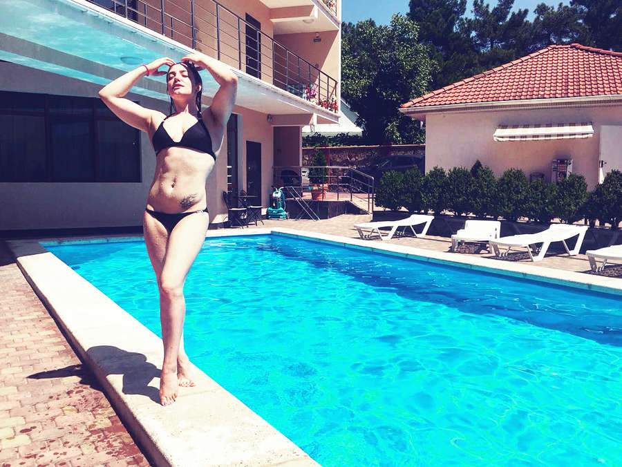 Грациозная Алия Мустафина великолепно демонстрирует свою стройную фигуру в купальнике