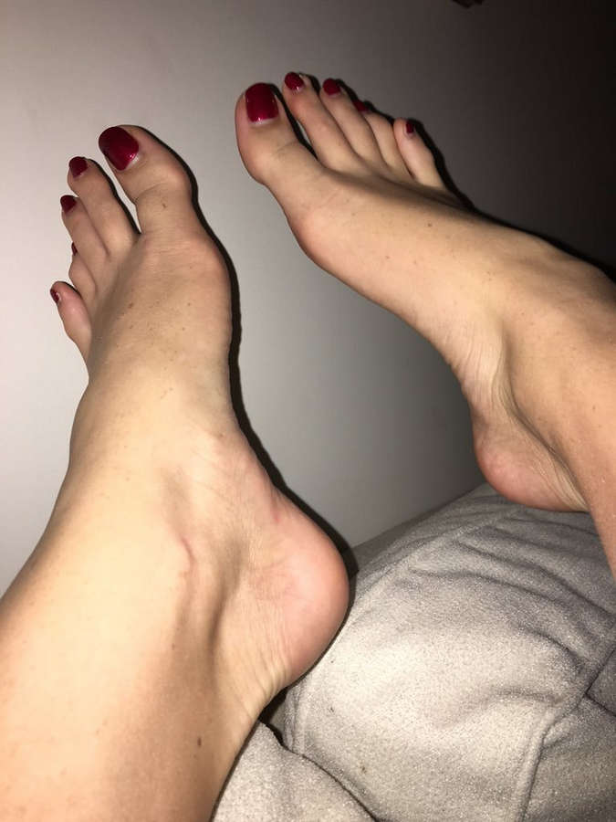 Emma Leigh Feet