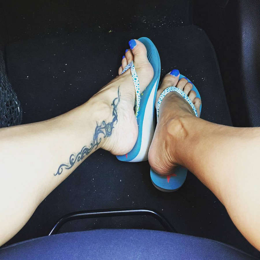 Lara Tinelli Feet