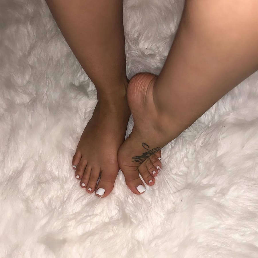Winter Blanco Feet