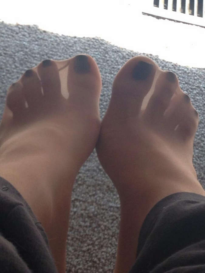 Sadie Holmes Feet