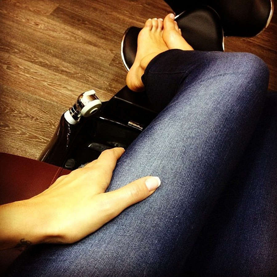 Фото рука на ноге девушки