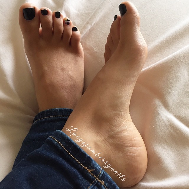 Lucy Jamnails Feet