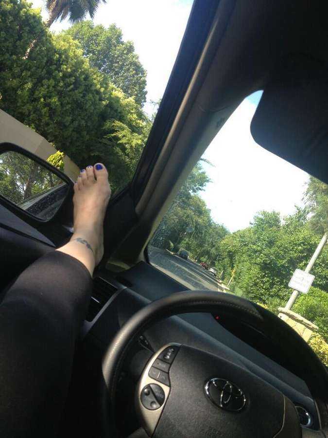 Nina Siemaszko Feet